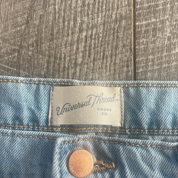 Universal Thread Size 6 Distressed Light Wash Boyfriend Jeans - Picture 4 of 9